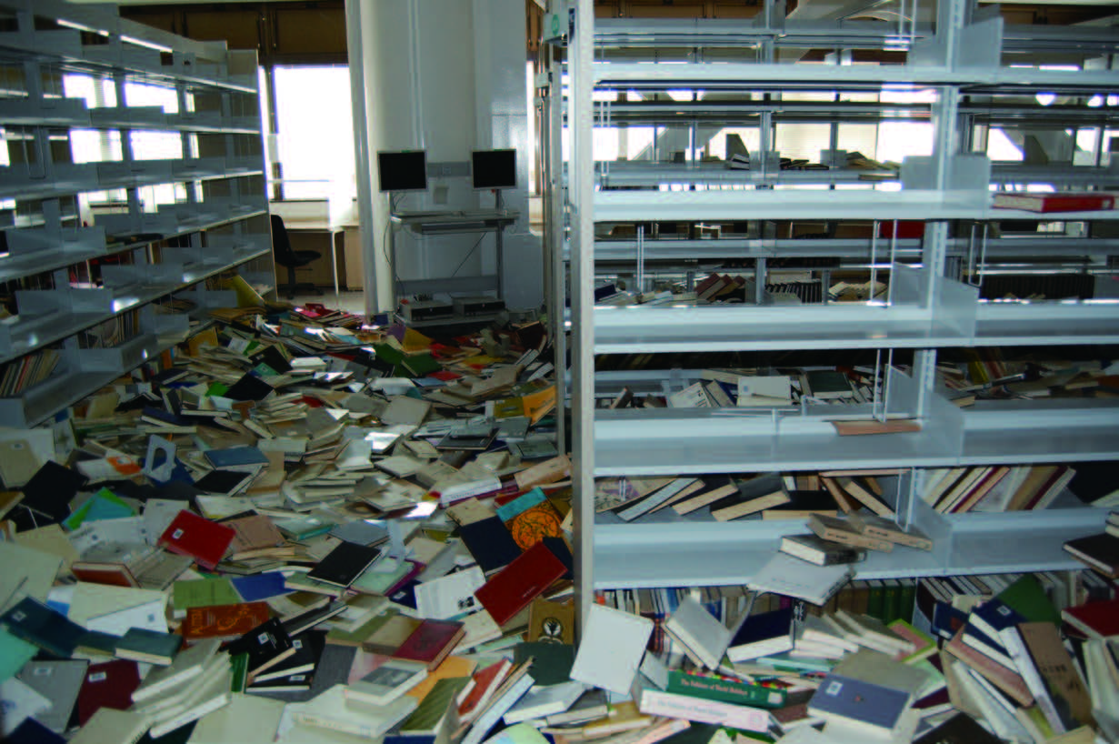 東日本大震災で被災した中央図書館の書架