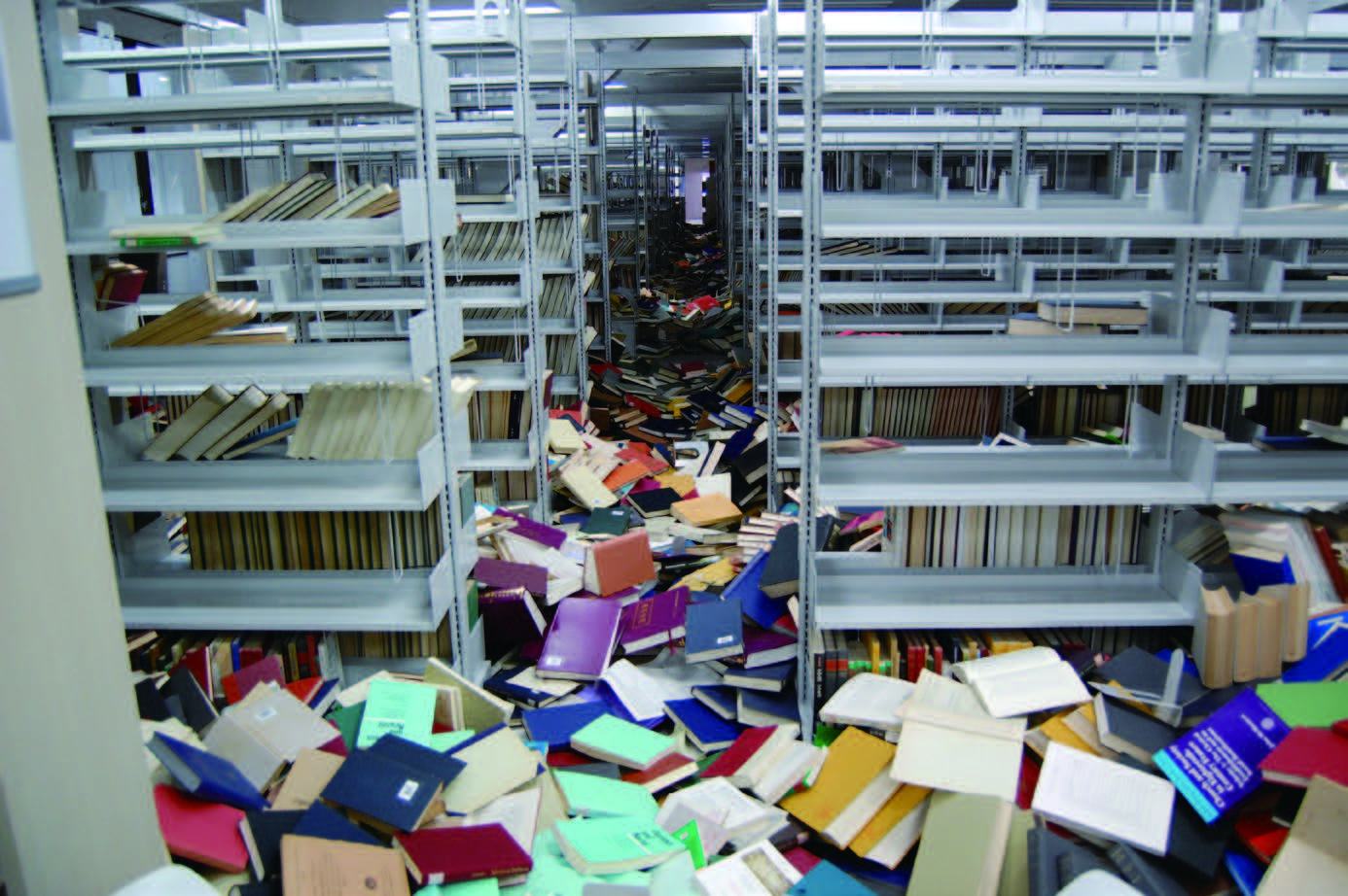 東日本大震災で被災した中央図書館の書架