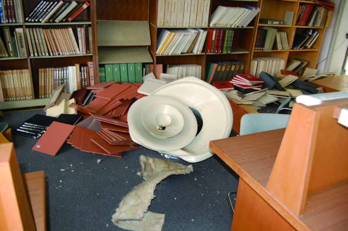 東日本大震災で被災した体育・芸術図書館の書架