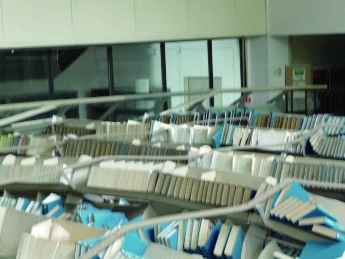 東日本大震災で被災した体育・芸術図書館の書架