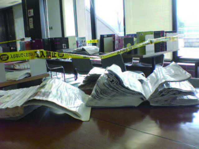 東日本大震災で被災した医学図書館の図書