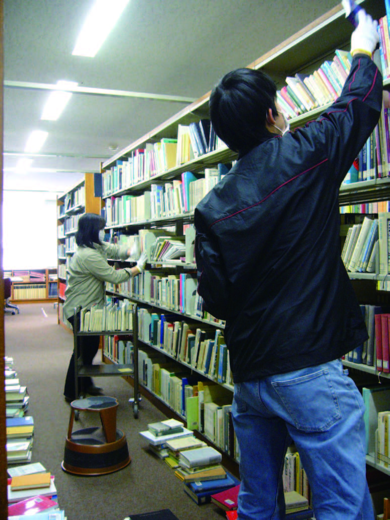 復旧ボランティアによる落下図書の配架作業