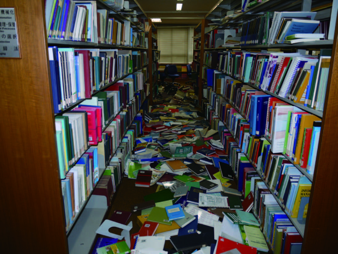 東日本大震災で被災した図書館情報学図書館の書架