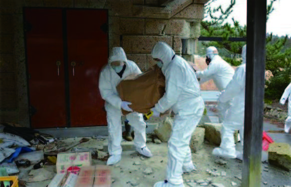 福島県双葉町上羽鳥地区で実施した歴史資料の救出(平成27(2015)年3月撮影　双葉町教育委員会提供)