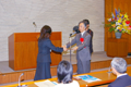 岩崎学長からボランティア代表への感謝状贈呈