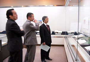 岩崎学長と植松附属図書館長